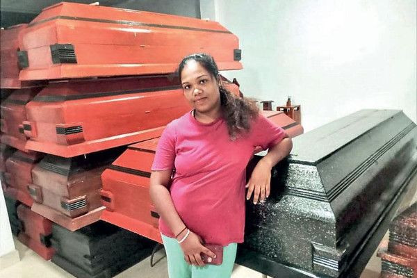 பிணங்களைப் பதனிடும் பெண்- இலங்கையின் ஒரே பெண் எம்பாமர்