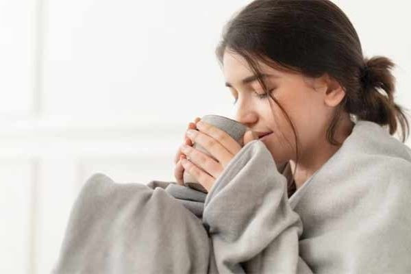 காலை எழுந்தவுடன் வெந்நீர் குடிப்பதால் இவ்வளவு நன்மைகள் கிடைக்குமா?