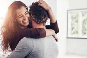 கட்டிப்பிடிப்பதால் ஏற்படும் நன்மைகள் பற்றி  தெரியுமா?