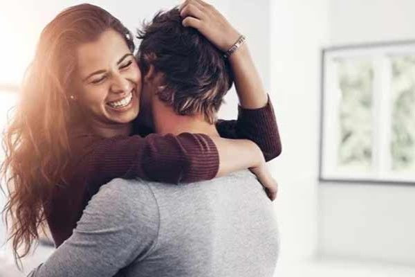 கட்டிப்பிடிப்பதால் ஏற்படும் நன்மைகள் பற்றி  தெரியுமா?