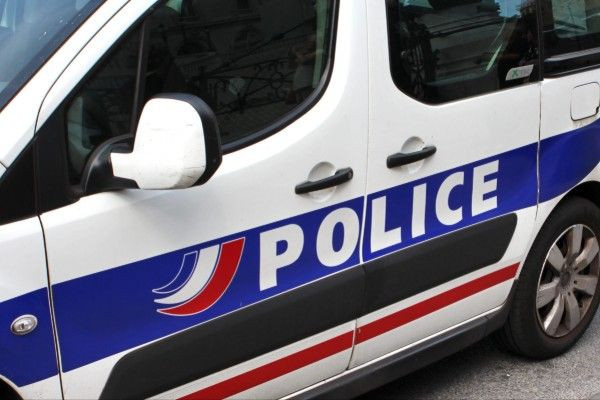 பரிஸில்  ஒருவரை தடியால் தாக்கும் காவல்துறையினர்: சமூக ஊடகங்களில் பரபரப்பு!!