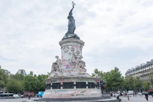 Paris: la République சிலையில் யூத விரோத வசனங்கள் மற்றும் மத குறியீடுகள்!!