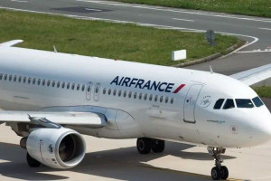 சிகிச்சைக்காக பிரான்சுக்கு வந்த குழந்தை விமானத்தில் உயிரிழந்த துயரம்!!