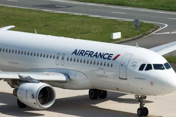 சிகிச்சைக்காக பிரான்சுக்கு வந்த குழந்தை விமானத்தில் உயிரிழந்த துயரம்!!