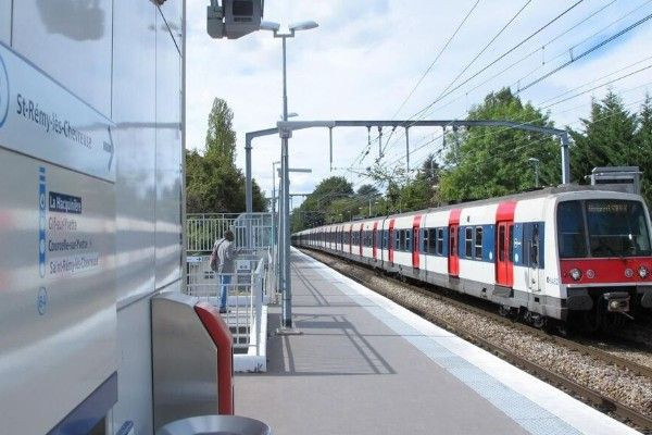 RER B தொடருந்தின் மீது சாகசம் - இளைஞன் படுகாயம்!!