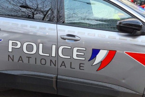 பிரபல அங்காடியில் கொள்ளை முயற்சி! - வீதியில் துரத்தி துரத்தி வெட்டு!!