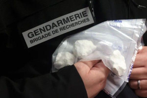 பிரான்சில் வெள்ளைச் சுனாமி! - உள்துறை அமைச்சர் வெளியிட்ட அதிர்ச்சி தகவல்கள்!!