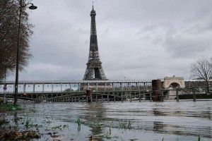 நிரம்பி வழிகிறது சென் நதி! - பல்வேறு வீதிகள் மூடப்பட்டுள்ளன!!