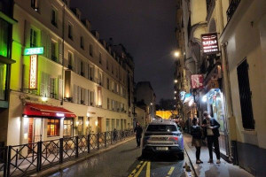 ஐந்தாவது தளத்தில் இருந்து குதித்த நபரால் பரபரப்பு!!