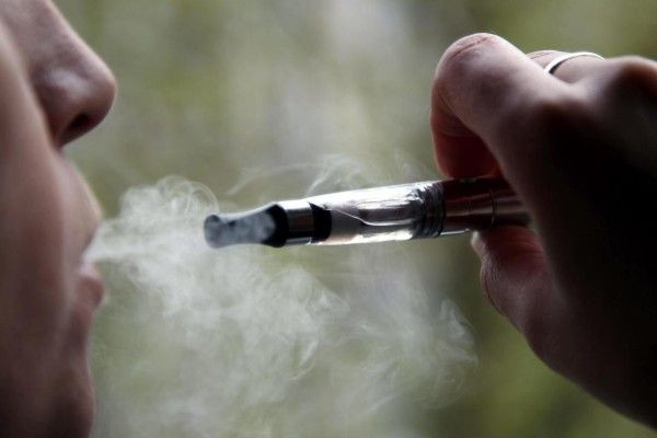 இளைஞர்களிடம் குறைந்த ‘சிகரெட்’ மோகம் - ஆனால் மற்றொரு ஆபத்து!