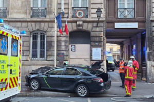 பஸ் தரிப்பிடத்தில் காத்திருந்தவர்களுக்கு நேர்ந்த துயரம்! - மூவர் மருத்துவமனையில்!!