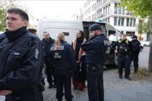  ஜேர்மனியை விட்டு வெளியேறிய  ரஷ்ய தூதரக அலுவலர்