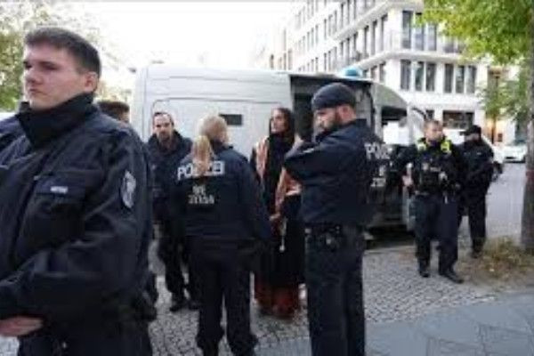  ஜேர்மனியை விட்டு வெளியேறிய  ரஷ்ய தூதரக அலுவலர்