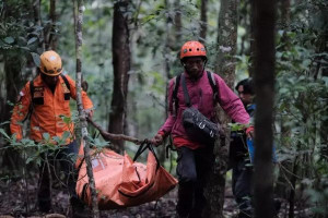  இந்தோனேசியாவில்  மலை மீது  விமானம் மோதி விபத்து -  சடலங்கள் மீட்பு
