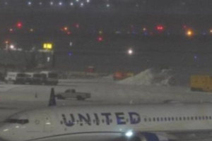 அமெரிக்காவில் பனிப்புயலுக்கு மத்தியில்  விபத்துக்குள்ளான விமானம்