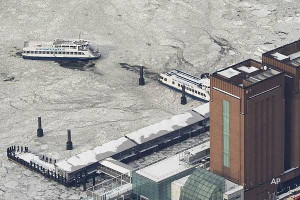 பனியில் மூழ்கிய நியூயார்க் நகரம்... பயணிகள் படகு சேவைகள் நிறுத்தம்