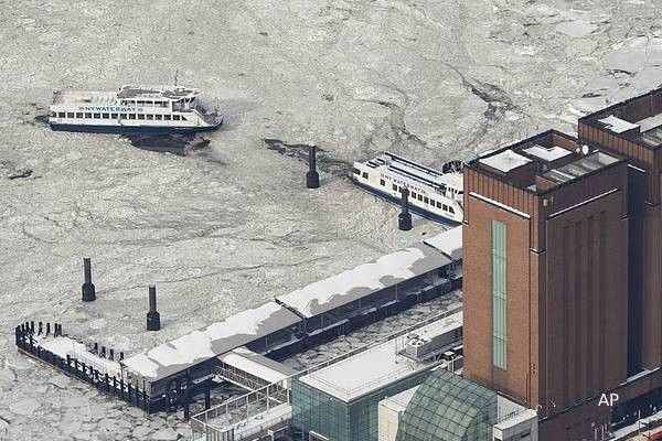 பனியில் மூழ்கிய நியூயார்க் நகரம்... பயணிகள் படகு சேவைகள் நிறுத்தம்