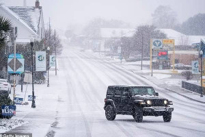 அமெரிக்காவில் வீசும் பலத்த பனிப்புயல்- 35 மில்லியன் மக்கள் பாதிப்பு