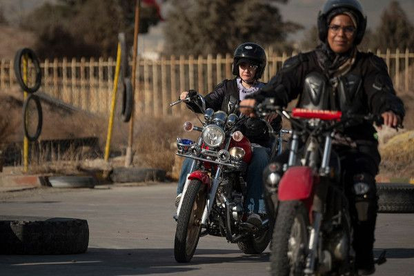 ஈரானில் பெண்கள் மோட்டார் சைக்கிள் ஓட்டுவதற்கான அனுமதி - முடிவு பெற்ற  சட்டச் சிக்கல்கள்