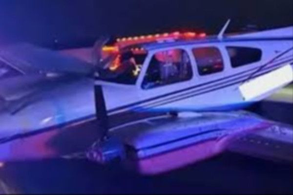 அமெரிக்காவில் நடுவீதியில் தரையிறங்கிய விமானம் 3 கார்களின் மீது மோதி விபத்து