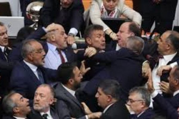 துருக்கி நாடாளுமன்றத்தில் கைகலப்பாக மாறிய வாக்குவாதம் - பெரும் பரபரப்பு