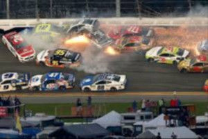 அமெரிக்கா ஃபிளோரிடாவின் டேடோனா சர்வதேச கார் பந்தயத்தில் 17 கார்கள் மோதி விபத்து