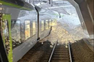  சுவிட்சர்லாந்தில் திடீர் பனிச்சரிவு - தடம் புரண்ட ரயில்