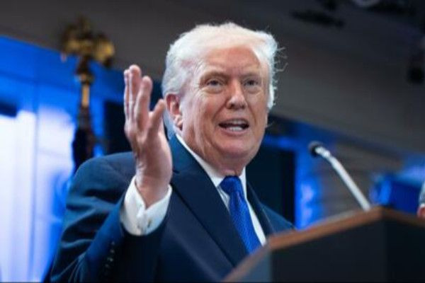 அனைத்து நாடுகளுக்கும் தற்காலிகமாக 10 சதவீதம் வரி - டிரம்ப் அதிரடி அறிவிப்பு