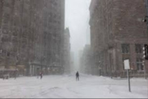  அமெரிக்காவில் கடும் பனிப்புயலால் பாதிக்கப்பட்டுள்ள இயல்பு நிலை