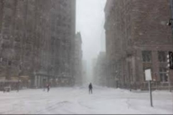  அமெரிக்காவில் கடும் பனிப்புயலால் பாதிக்கப்பட்டுள்ள இயல்பு நிலை