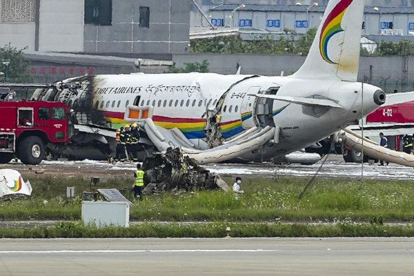 திபெத்தில் ஓடுபாதையில் இருந்து விலகி விபத்துக்குள்ளான விமானம் -  20 பேர் பலி