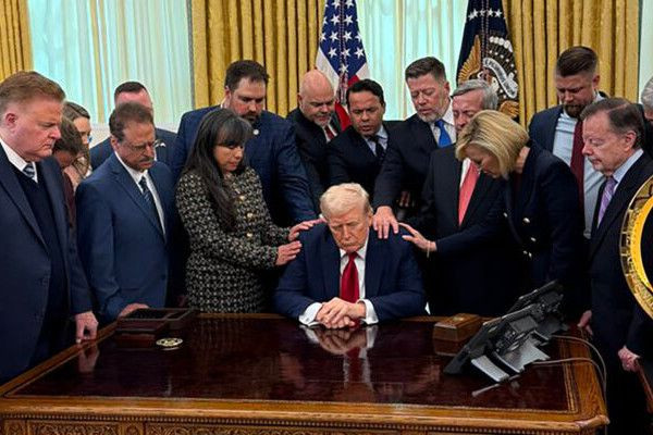 அமெரிக்காவின் வெள்ளை மாளிகையில் சிறப்பு பிரார்த்தனை