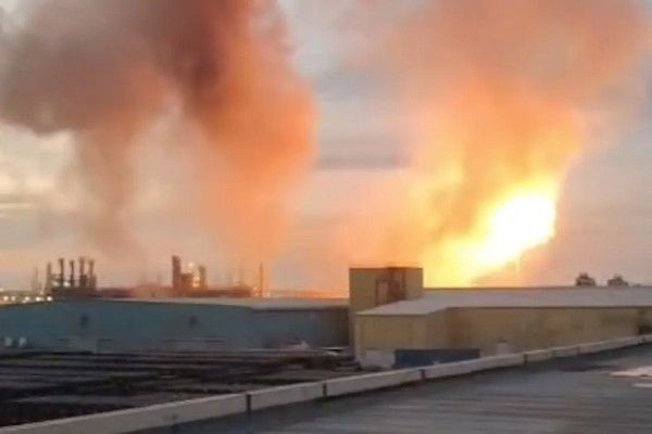  பஹ்ரைனின் மிகப்பெரிய எண்ணெய் சுத்திகரிப்பு நிலையத்தில் ஏவுகணை தாக்குதல்