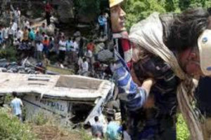 நேபாளத்தில் பஸ் பள்ளத்தில் வீழ்ந்து விபத்து -  07 பேர் பலி