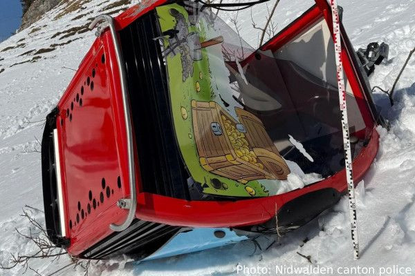 சுவிட்சர்லாந்தில் கேபிள் கார் அறுந்து விழுந்து விபத்து - சுற்றுலா தளத்தில் பெண் பலி