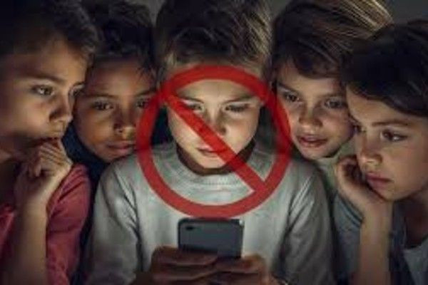 கிரீஸில் 15 வயதுக்குட்ட சிறுவர்களுக்கு சமூக ஊடகப் பயன்பாடுக்கு தடை