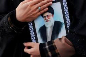 தள்ளிப்போகும் உச்ச தலைவரின் இறுதிச் சடங்கு- அச்சத்தில் இருக்கிறதா ஈரான் அரசு?