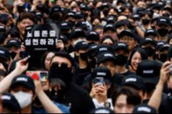 தென்கொரியாவில் சாம்சங் நிறுவனத்தின் ஆயிரக்கணக்கான ஊழியர்கள் ஆர்ப்பாட்டம்