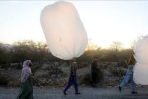 பலூன்களில் சமையல் எரிவாயுவை வாங்கும் பாகிஸ்தான் மக்கள்