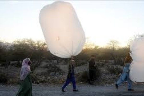 பலூன்களில் சமையல் எரிவாயுவை வாங்கும் பாகிஸ்தான் மக்கள்