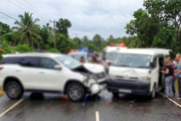 இலங்கையில் வெளிநாட்டு தம்பதி உட்பட 9 பேர் படுகாயம்