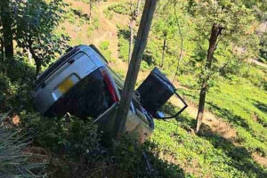 இலங்கையில் கொள்வனவு செய்த வேனை முதல்முறை செலுத்திய போதே விபத்து - தந்தைக்கு அதிர்ச்சி