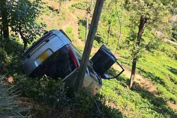 இலங்கையில் கொள்வனவு செய்த வேனை முதல்முறை செலுத்திய போதே விபத்து - தந்தைக்கு அதிர்ச்சி