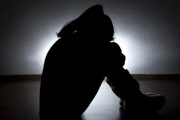 வெளிநாட்டில் தாய் செய்த செயல் - இலங்கையில்  5 வயது மகளை அடித்து சித்திரவதை செய்த தந்தை  