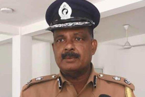 இலங்கையில் எரிபொருள் வரிசைகளைக் கட்டுப்படுத்த பொலிஸார் குவிப்பு