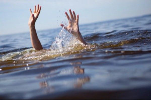 இலங்கையில் சோகம் - பிள்ளைகளைக் காப்பாற்றச் சென்ற தந்தை நீரில் மூழ்கிப் பலி