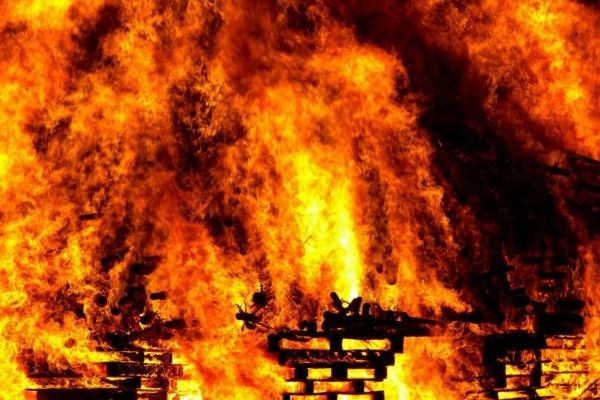 கொழும்பில் வீடொன்றிற்குத் தீ வைப்பு - தாயும் மகளும் பலி