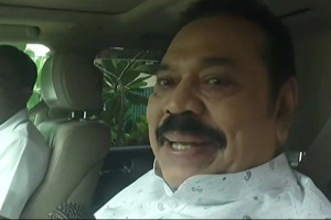 வாக்குமூலம் வழங்கிவிட்டு இலஞ்ச ஊழல் ஆணைக்குழுவிலிருந்து வெளியேறிய மஹிந்த  