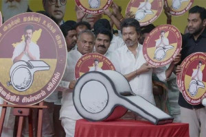 அழுத்தத்திற்கு அடங்கிப் போகும் ஆள் நான் இல்லை: விஜய் பரபரப்பு பேச்சு