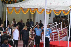 குடியரசு தின விழாவில் தேசியக்கொடி ஏற்றினார் கவர்னர் ரவி